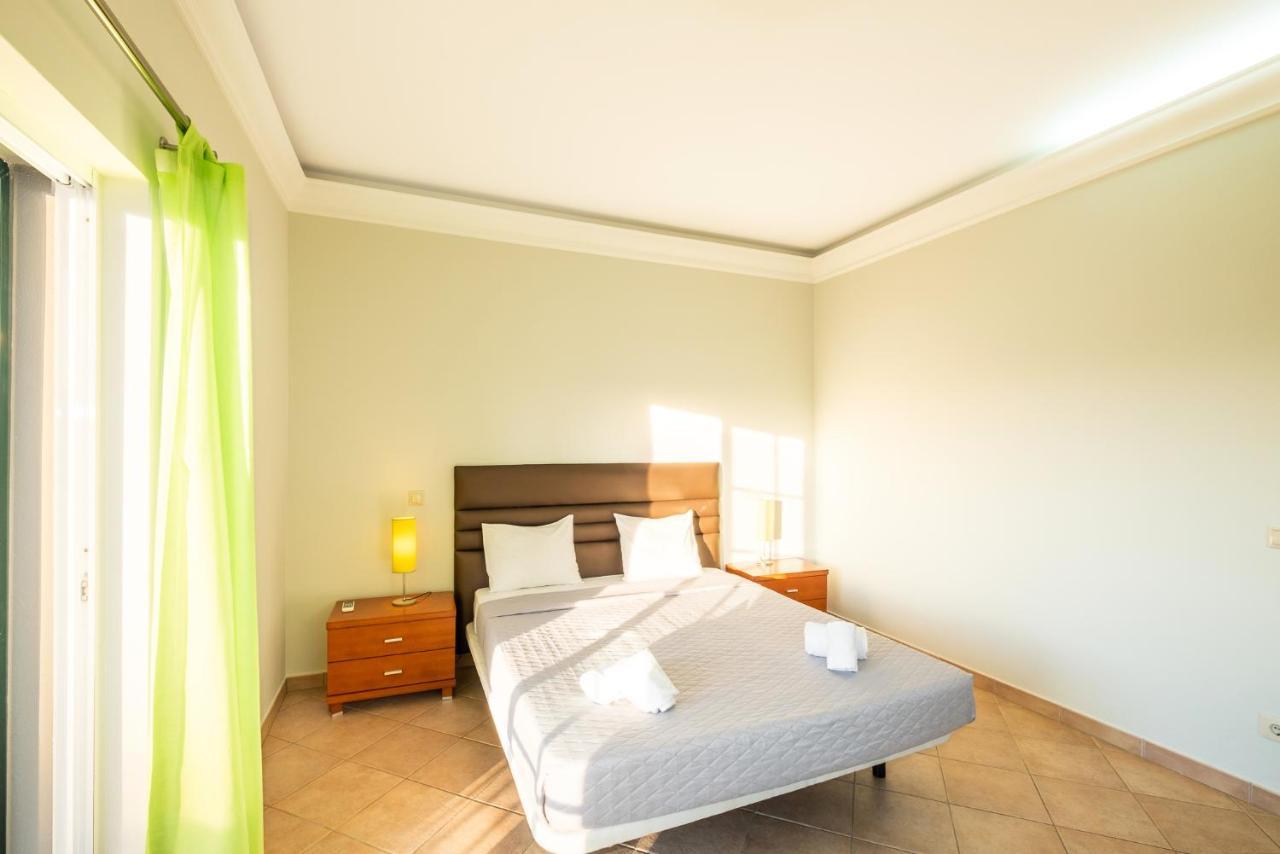 Villa Isa - Heated Pool - Free Wi-fi - Air Con