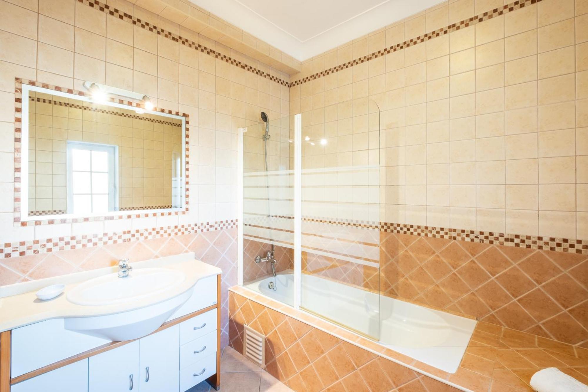 Isa - Heated Pool - Free Wi-fi - Air Con *